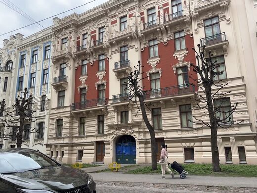 Red facade in Riga&rsquo;s Art Nouveau district