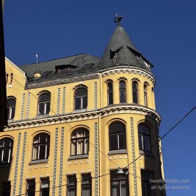 Nahaufnahme der Bronzekatze auf dem Eckt&uuml;rmchen des Katzenhauses, Riga, Lettland