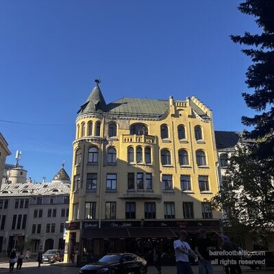 Das Katzenhaus an einem Fr&uuml;hlingsnachmittag mit Café im Erdgeschoss, Riga, Lettland