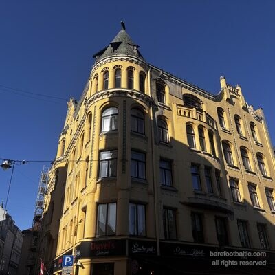Beide Bronzekatzen auf dem Dach des Katzenhauses, Riga, Lettland
