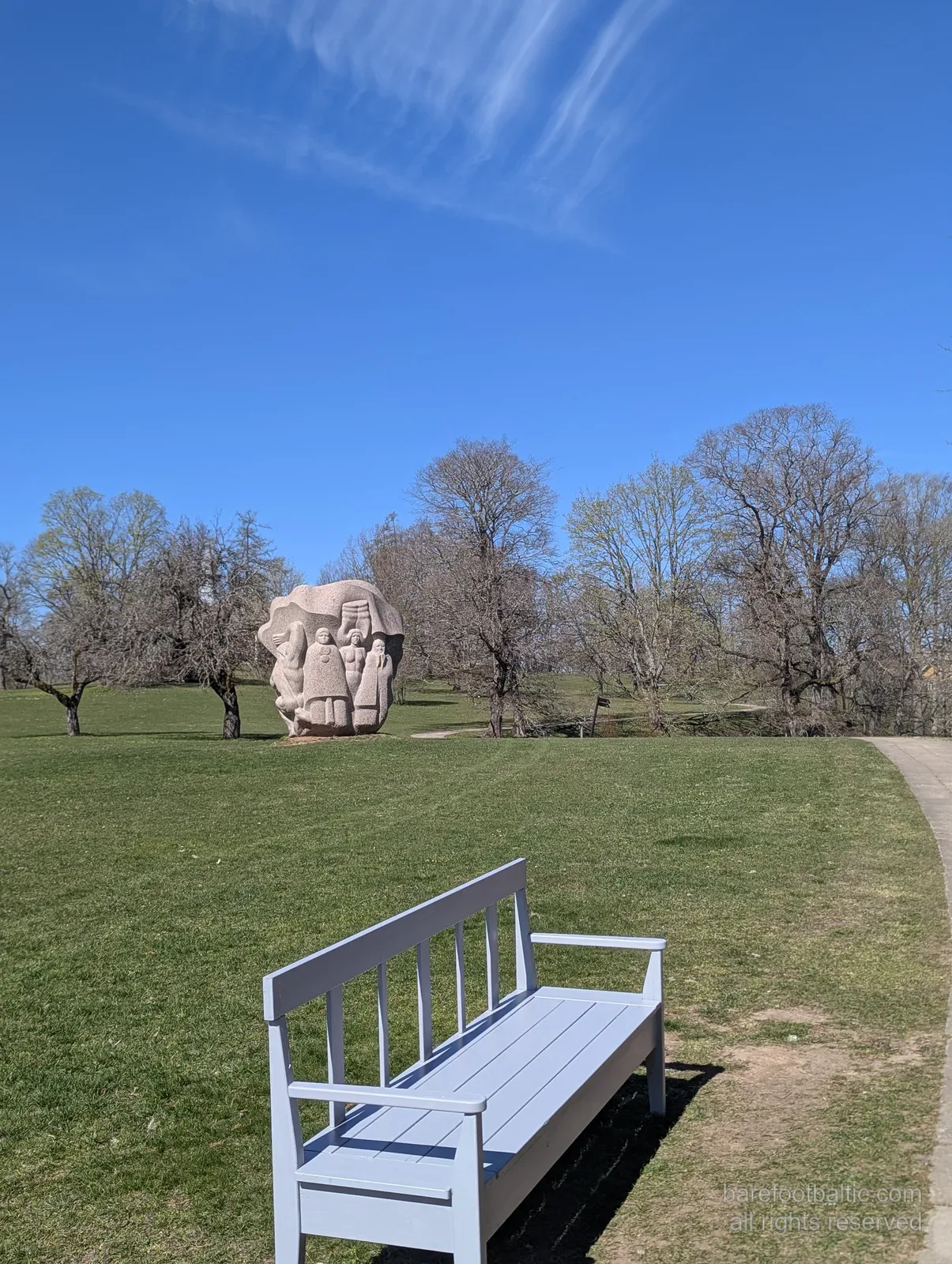 Eine Granitskulptur und Bank am Dainu Kalns, dem Liederhügel in Turaida