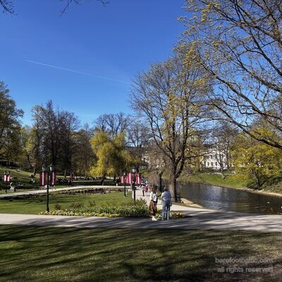 Der Kanal im Bastejkalns-Park hinter dem Freiheitsdenkmal, Riga, Lettland