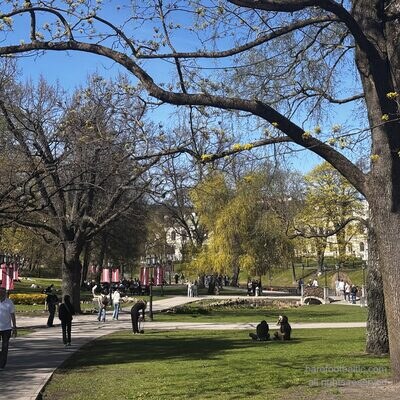 Bastejkalns-Park an einem Fr&uuml;hlingsnachmittag mit Spaziergehern, Riga, Lettland