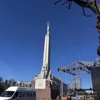Das Freiheitsdenkmal von der Seite mit Bastejkalns-Park dahinter, Riga, Lettland