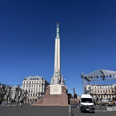 Eine weite Ansicht des Freiheitsdenkmal-Platzes im Fr&uuml;hling, Riga, Lettland