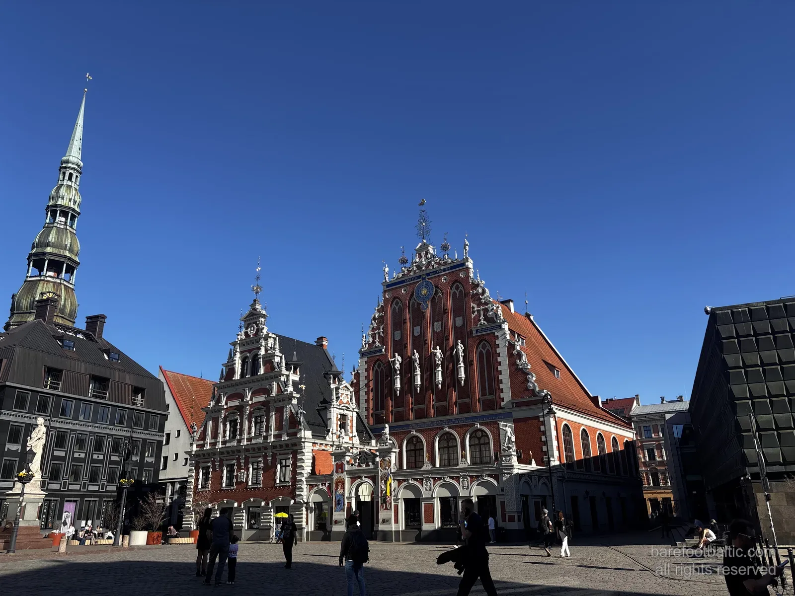 Das Schwarzh&auml;upterhaus (Melngalvju nams) am Rathausplatz, Riga, Lettland &mdash; die kunstvolle rot-wei&szlig;e Fassade im Stil der holl&auml;ndischen Renaissance.