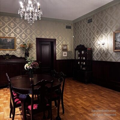 Ein Speisezimmer im Stil des 19. Jahrhunderts im Schwarzhäupterhaus-Museum, Riga, Lettland