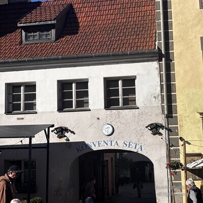 Der Konventa Sēta-Bogendurchgang und das Schild an der Kalēju iela, Riga, Lettland