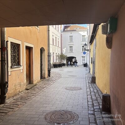 Der gepflasterte innere Durchgang von Konventa Sēta, Blick zum Innenhof, Riga, Lettland