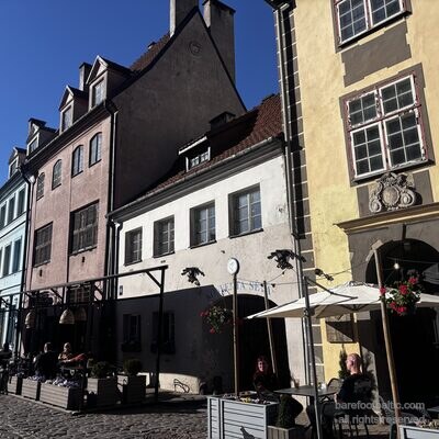 Die Konventa Sēta-H&auml;usergruppe mit Cafés an der Kalēju iela im Nachmittagslicht, Riga, Lettland