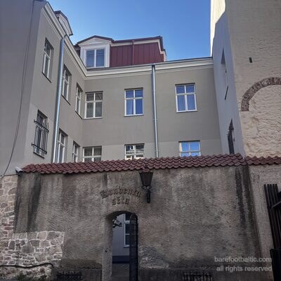 Das Hintertor von Konventa Sēta von der Skārņu iela mit dem Schild in gotischer Schrift, Riga, Lettland
