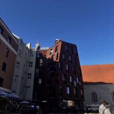 Die mittelalterliche R&uuml;ckwand von Konventa Sēta mit den modernen Redstone-Apartments dar&uuml;ber, Riga, Lettland
