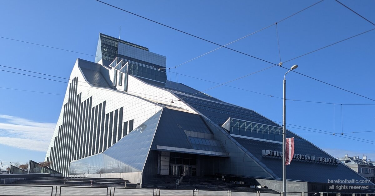 Valguse loss — Läti rahvusraamatukogu Riias selge taeva taustal.