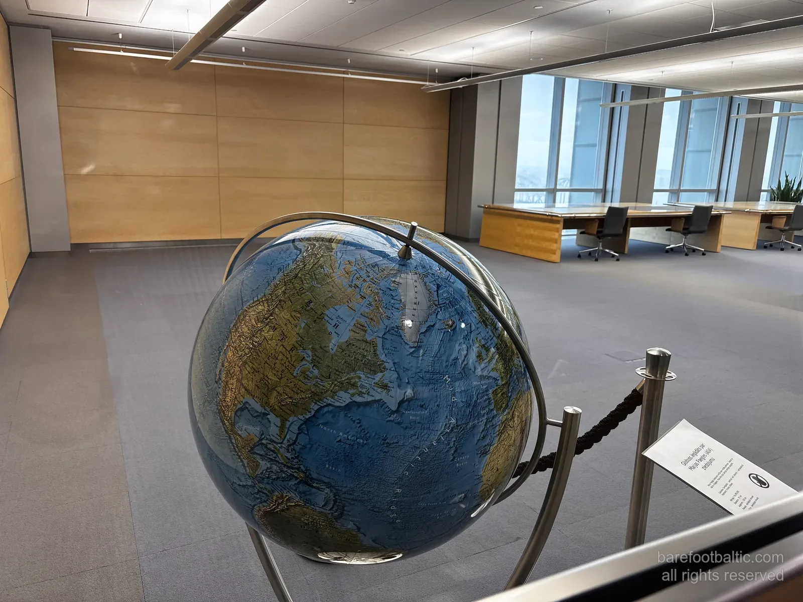 Der Volksliederschrank und der Globus in der Lettischen Nationalbibliothek