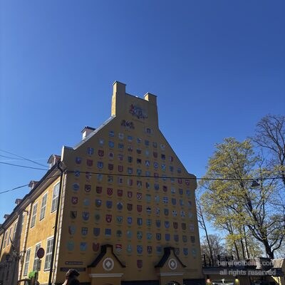 Der Giebel des Lettischen Kriegsmuseums mit Wappen, Riga, Lettland
