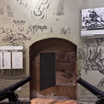 Mittelalterliche Kanonen und ein Plan der Rigaer Verteidigungsanlagen im Kriegsmuseum, Lettland