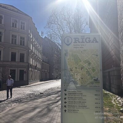 Touristeninfo-Schild an der Smilšu iela mit Pulverturm 10 Meter voraus, Riga, Lettland