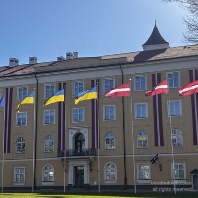 Östlicher Flügel der Rigaer Burg mit lettischen und ukrainischen Flaggen, Riga, Lettland