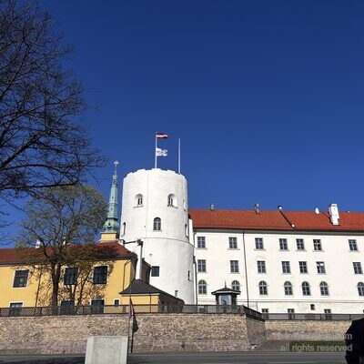 Die Rigaer Burg von der Südseite mit präsidialen Flaggenmasten, Riga, Lettland