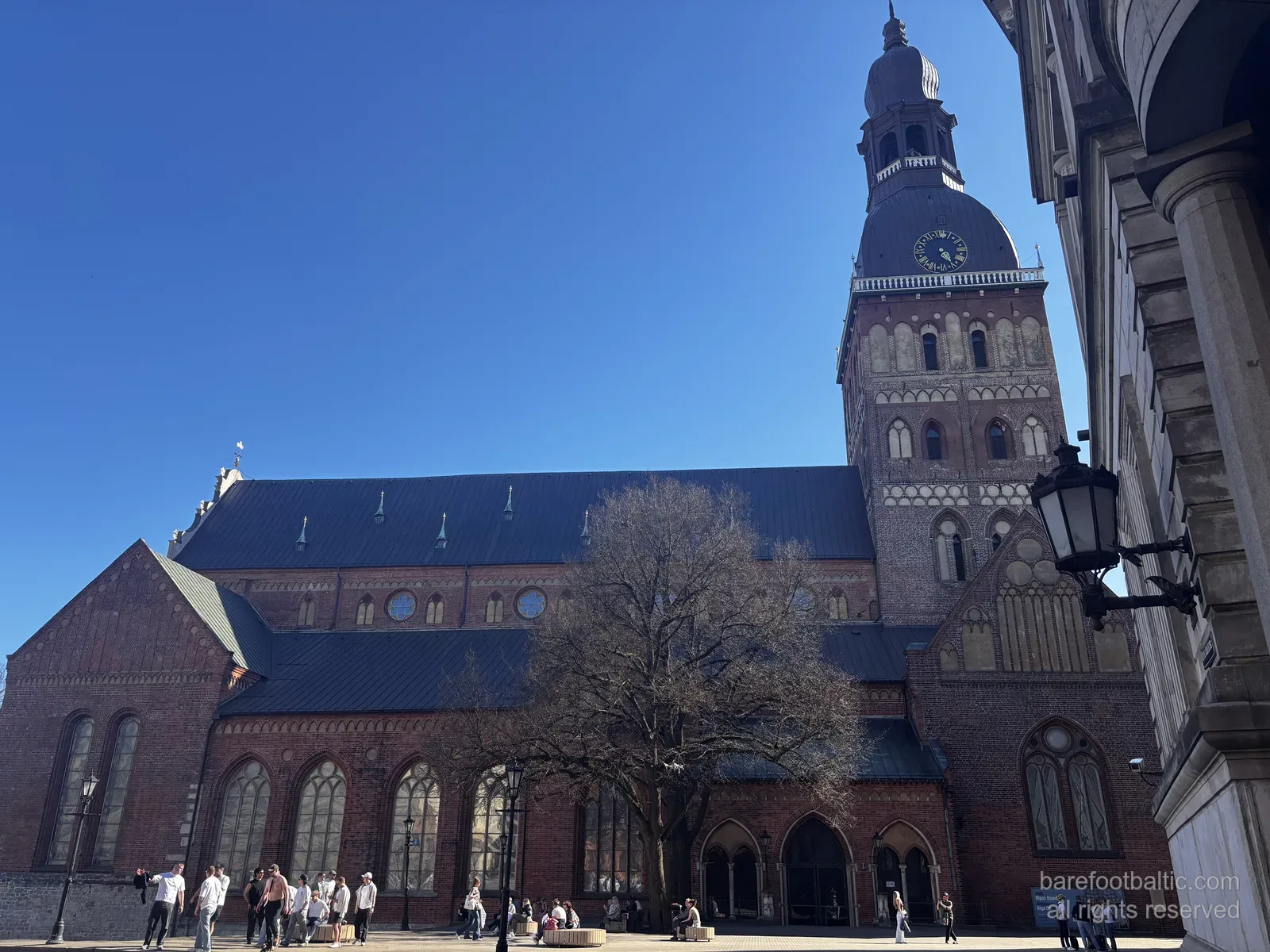 Der Dom zu Riga (Doma baznīca) am Domplatz, mit seinem Barockturm vor blauem Fr&uuml;hlingshimmel, Lettland.