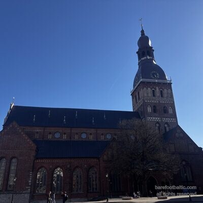 Eine weitere Ansicht des Domplatzes und des Doms, sp&auml;ter Nachmittag, Riga, Lettland