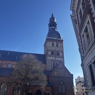 Das Zifferblatt an der Seitenfassade des Doms zu Riga, Lettland