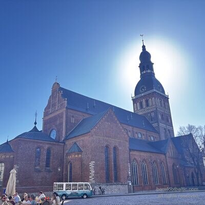 Oldtimer-Tourbus am Domplatz vor dem Dom zu Riga, Lettland