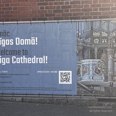 Das Willkommens-Banner vor dem Dom zu Riga, das die Walcker-Orgel zeigt, Lettland