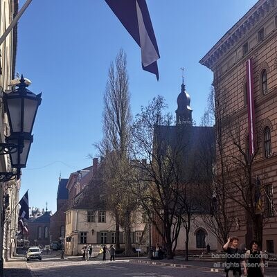 Die Saeima mit lettischer Flagge, Blick die Jēkaba iela hinunter zur Jakobskathedrale, Riga, Lettland