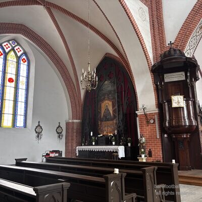 Im Inneren der Jakobskathedrale: gotische Gew&ouml;lbe, Buntglasfenster, katholischer Hochaltar, Riga, Lettland