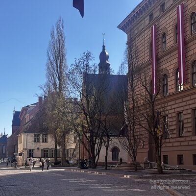 Die Jakobskathedrale von der Jēkaba iela aus gesehen, mit dem Saeima-Parlament daneben, Riga, Lettland