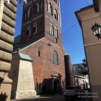 Der Turm der Jakobskathedrale aus einer Seitengasse, Backsteindetail, Riga, Lettland