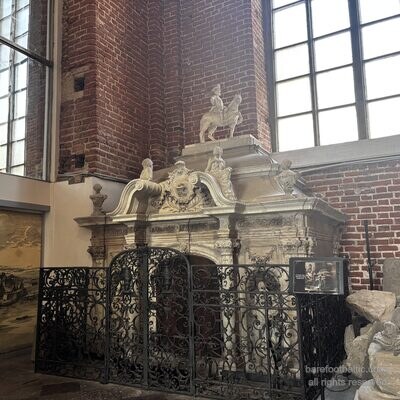 Das gotisch gewölbte Hauptschiff und der Altar im Inneren der Petrikirche, Riga, Lettland