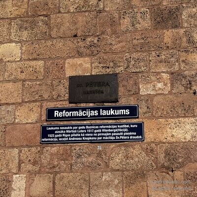 Die Tafel zum Reformationsplatz an der Wand der Petrikirche, Riga, Lettland