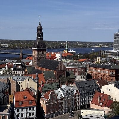Der Blick vom Petriturm über die Dächer der Altstadt mit dem Rigaer Dom in mittlerer Entfernung, Lettland
