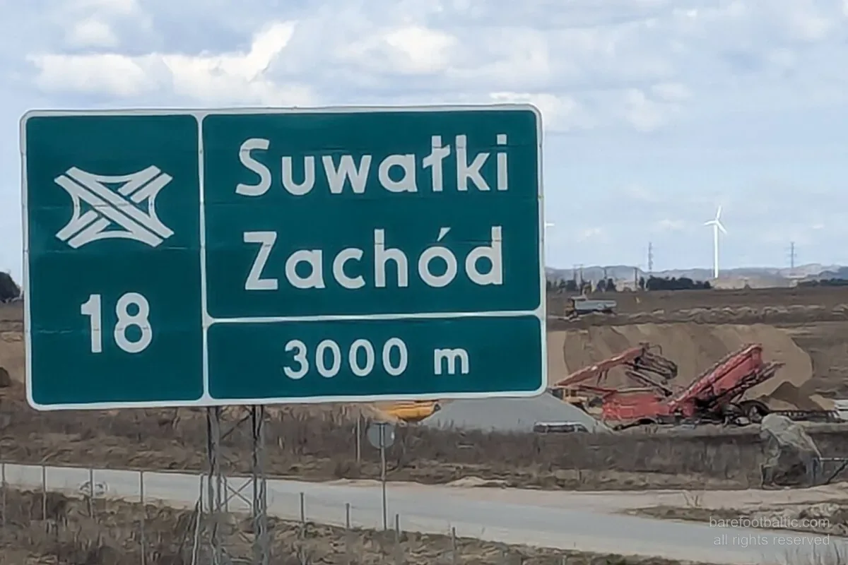 Ausfahrtsschild Suwałki Zachód an der S61 durch die Suwałki-Lücke, Nordost-Polen.