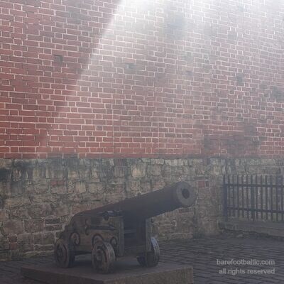 Mittelalterliche Stadtmauer mit Kanone, in der N&auml;he des Schwedischen Tors, Riga, Lettland