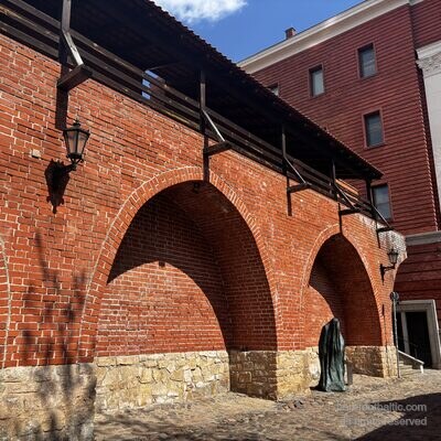 Die rekonstruierte mittelalterliche Stadtmauer hinter der Torņa iela, Riga, Lettland