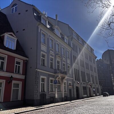 Das Kopfsteinpflaster der Torņa iela f&uuml;hrt zum Schwedischen Tor, Riga, Lettland