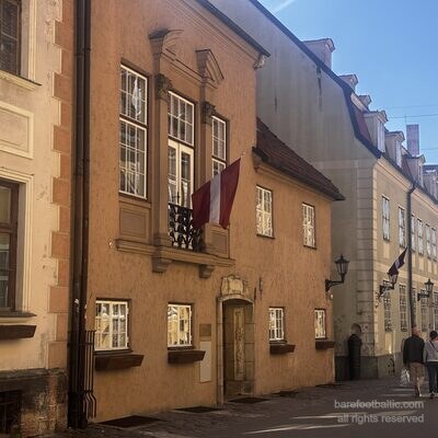 Alte H&auml;user an der Torņa iela mit lettischer Flagge, in der N&auml;he des Schwedischen Tors, Riga, Lettland