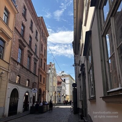 Die Mazā Pils iela an einem Fr&uuml;hlingsnachmittag mit Restaurantsitzpl&auml;tzen, Riga, Lettland