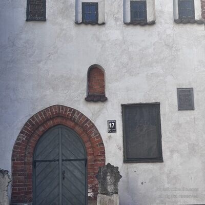 Das gemauerte Bogenportal von Nummer 17 mit einem kleinen geschnitzten Schutzstein, Riga, Lettland