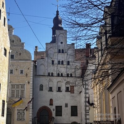 Die Drei Br&uuml;der vom Ende der Mazā Pils iela mit dem Turm der Jakobskirche im Hintergrund, Riga, Lettland