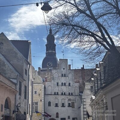 Die Drei Br&uuml;der eingerahmt vom Domturm, Mazā Pils iela, Riga, Lettland