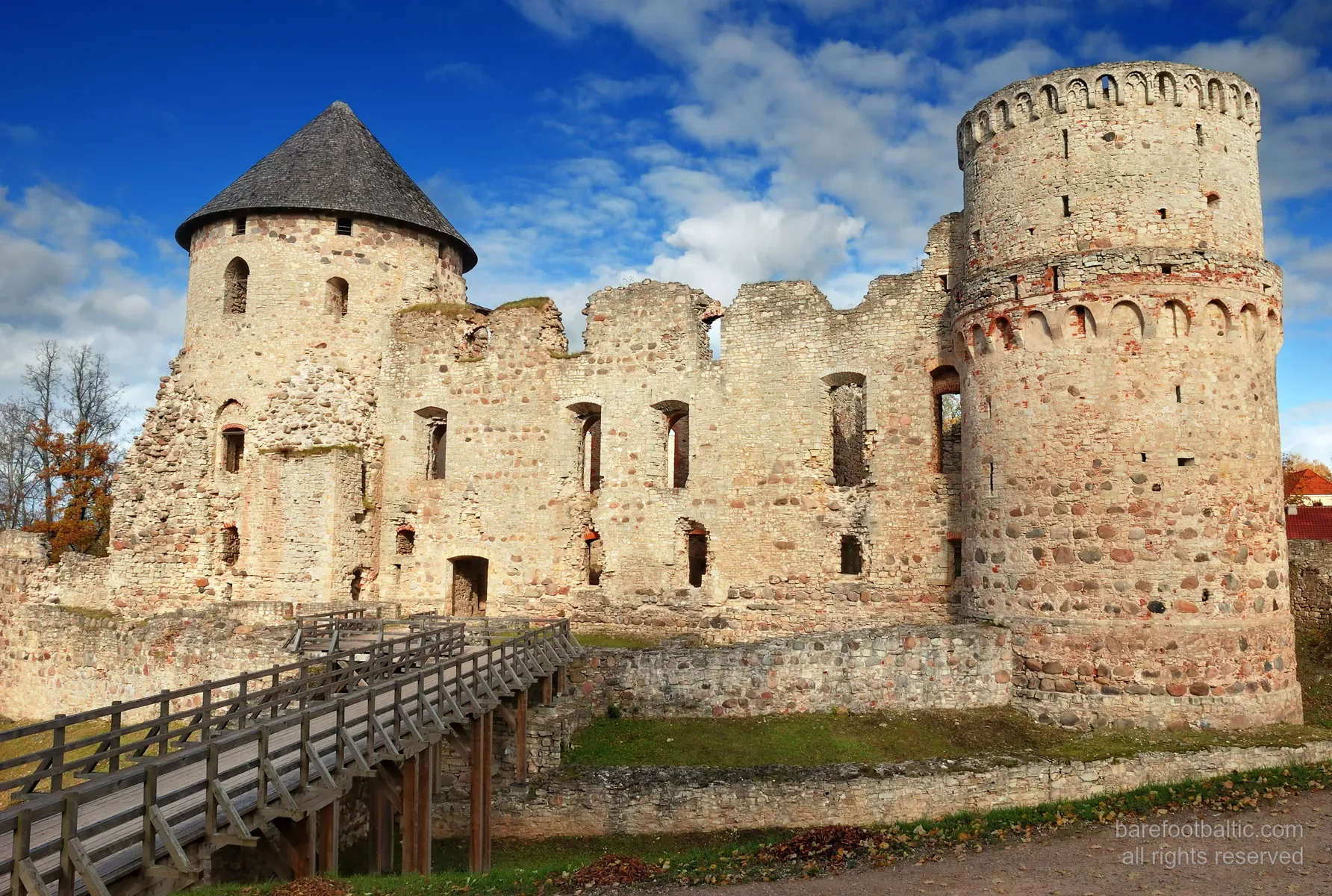 Außenmauern der mittelalterlichen Burg Cēsis, rote Backsteinmauern im Herbstlicht, Lettland