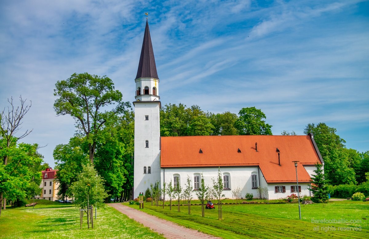 Sv. Jāņa baznīcas tornis virs Cēsu Vecpilsētas jumtiem, Latvija