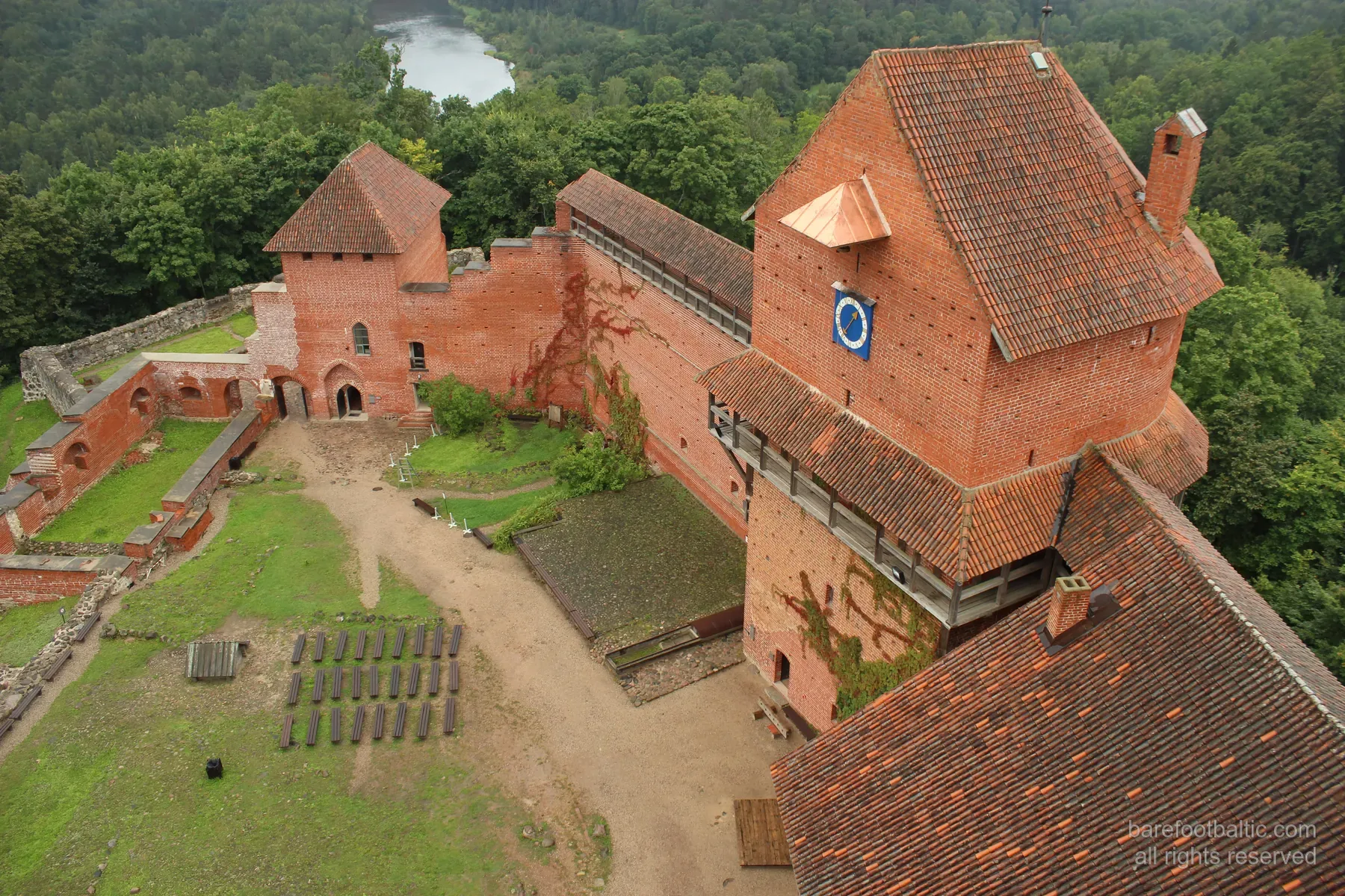 Luftaufnahme der rotgemauerten Burg Turaida am Hang über dem Gauja-Tal, Sigulda, Lettland