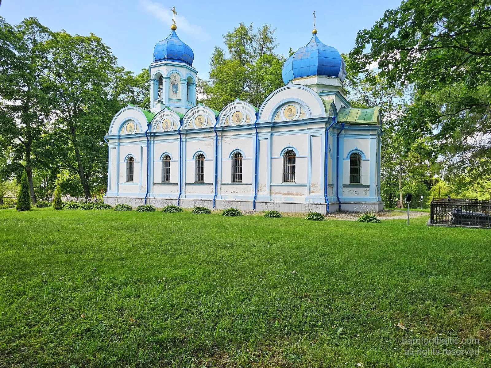 Stačiatikių cerkvė mėlynais kupolais Vidzemės kaimo apylinkėse