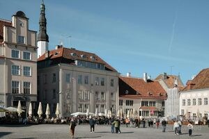 Old Town Square Lively in Tallinn