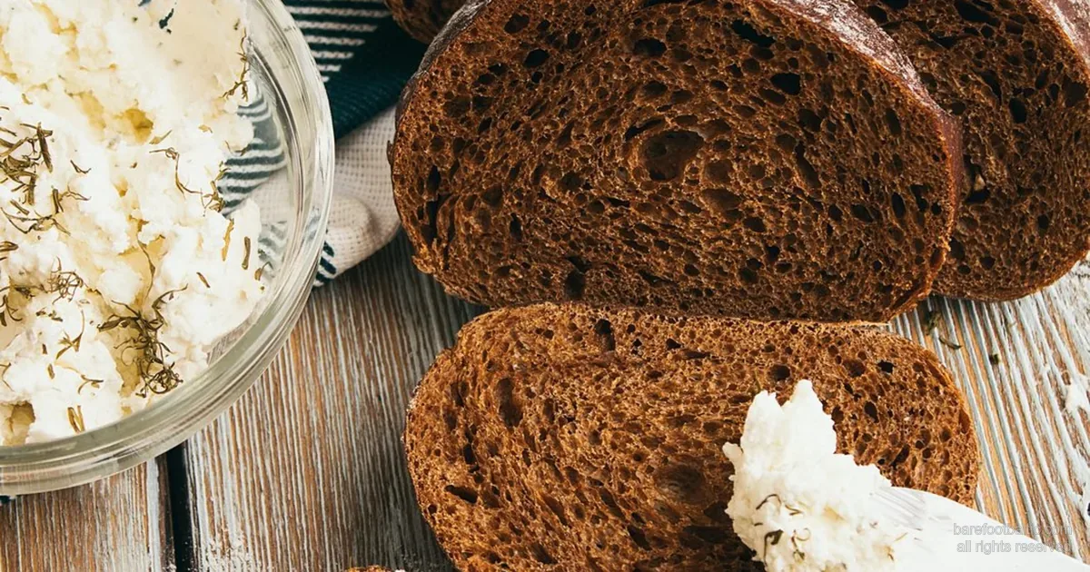 Lettisches Rupjmaize (Roggenbrot) mit Biezpiens (Quark) — Grundnahrungsmittel.